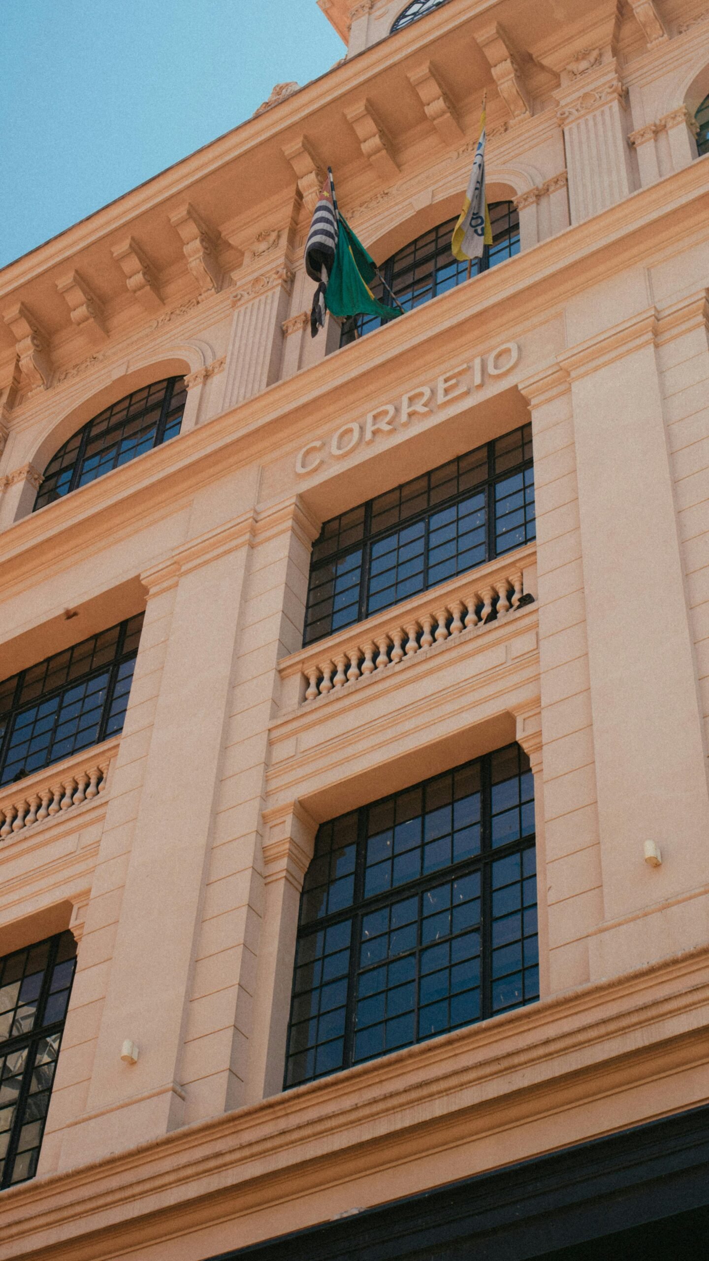 Foto de Athena Sandrini: https://www.pexels.com/pt-br/foto/foto-de-baixo-angulo-de-um-edificio-2924105/